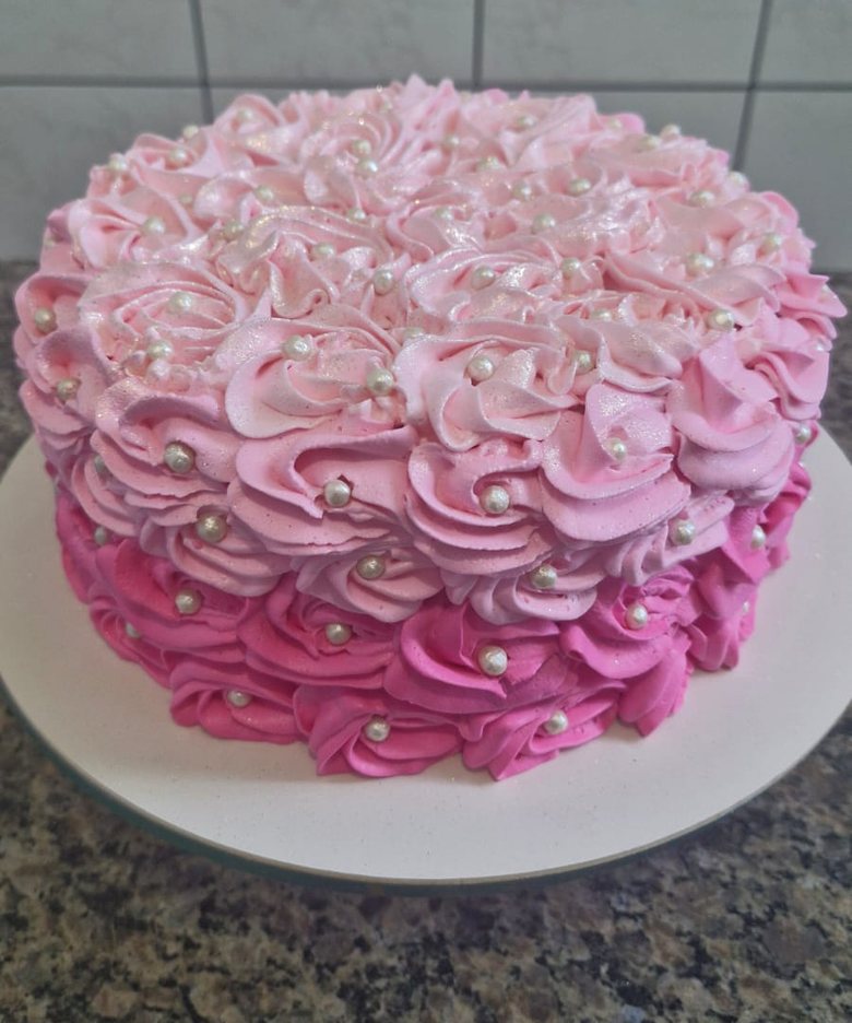 Bolo decorado com rosas de chantininho em degradê rosa e pérolas